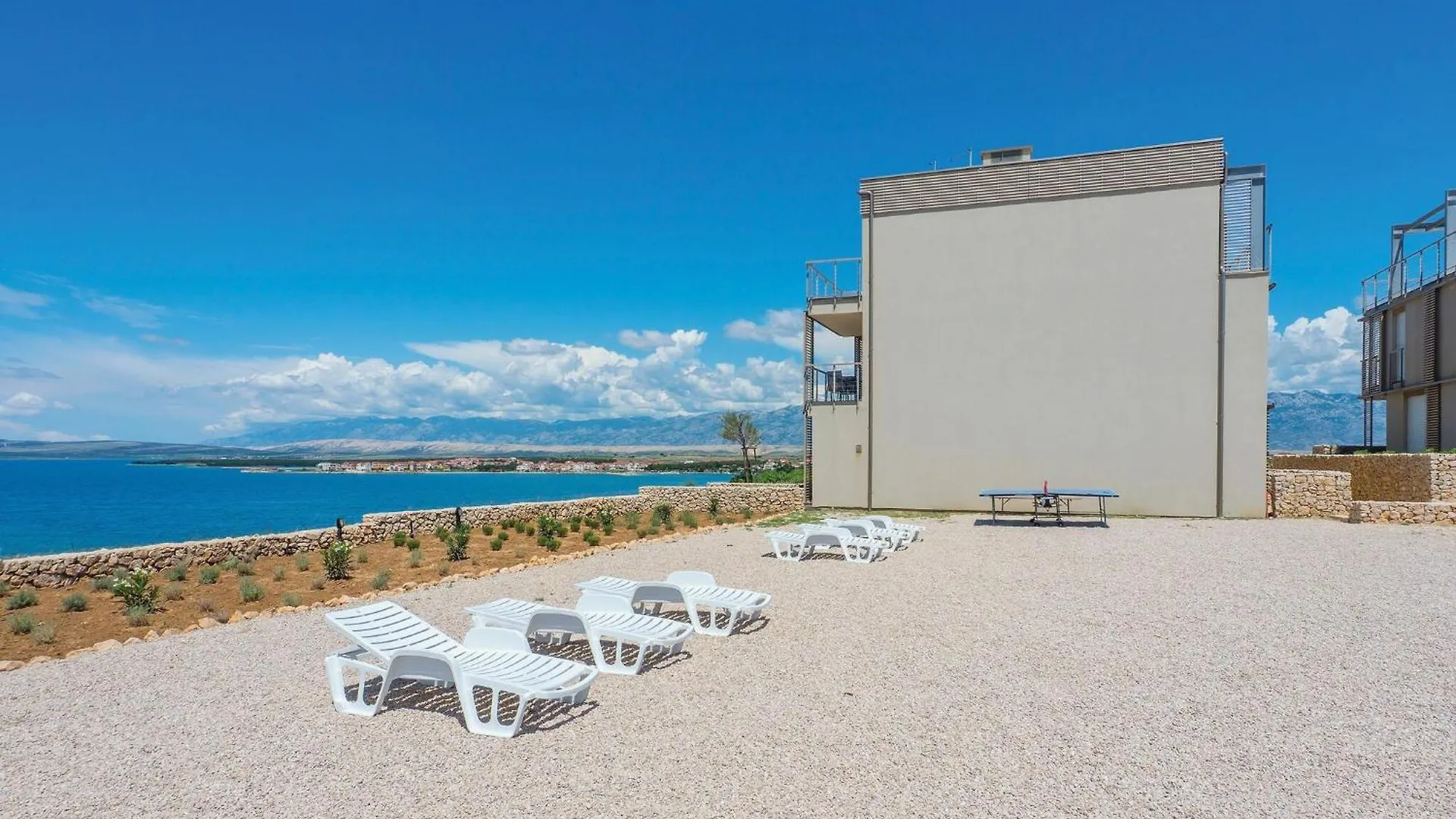 Beautiful Apartment In Povljana With Wifi 0*,